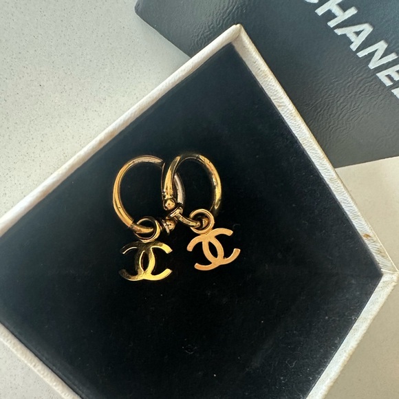 ❌❌SOLD❌❌AUTH Chanel Vintage RARE Hoop Dangle CC Clip Earrings - Picture 3 of 3
